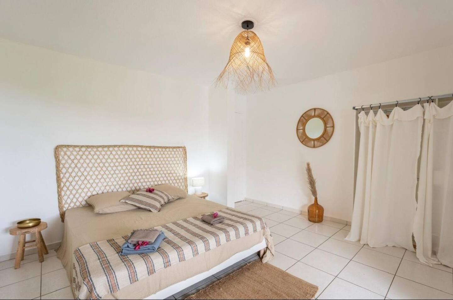 Villa Spacious Corossol With Pool