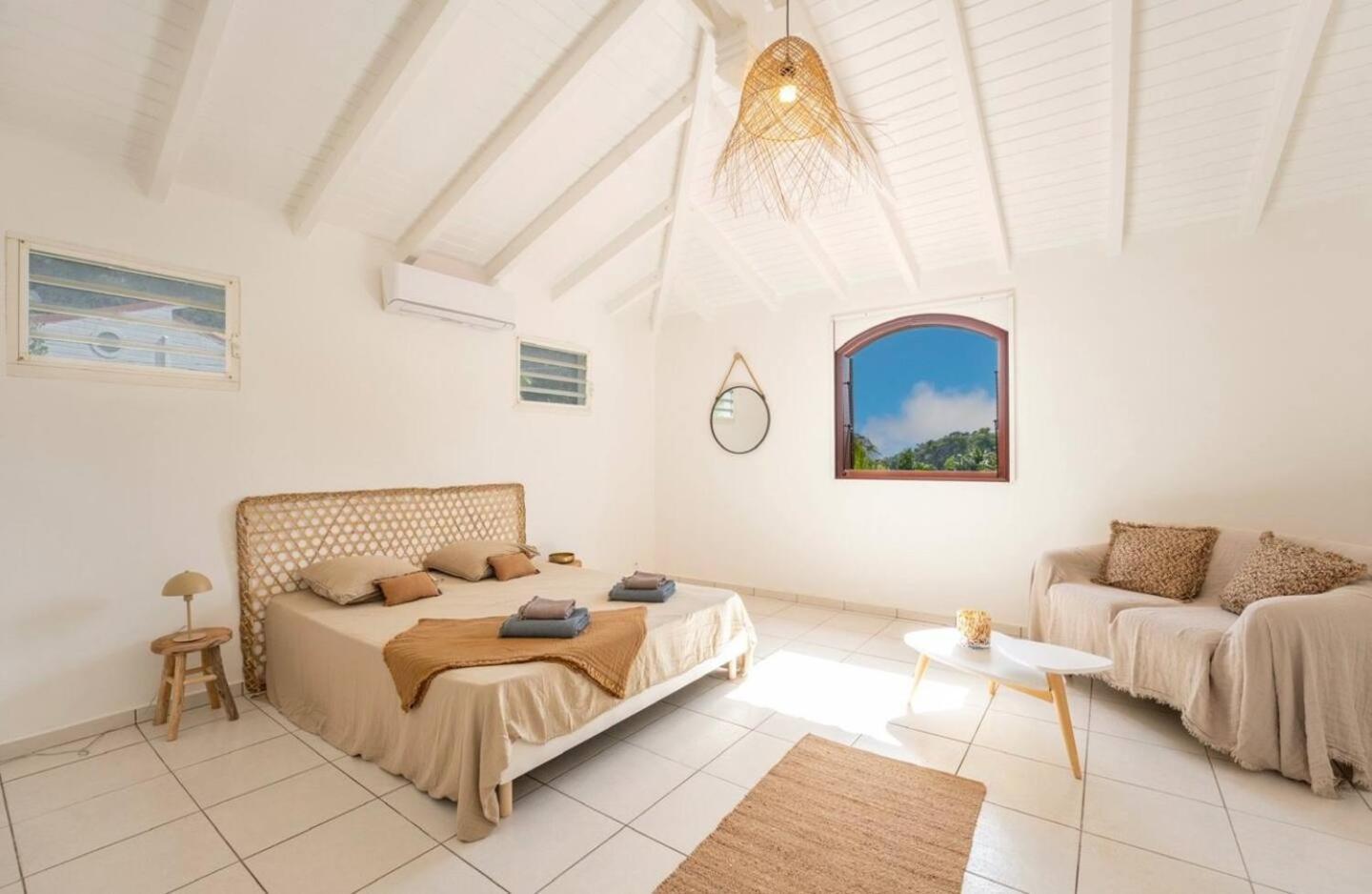 Villa Spacious Corossol With Pool